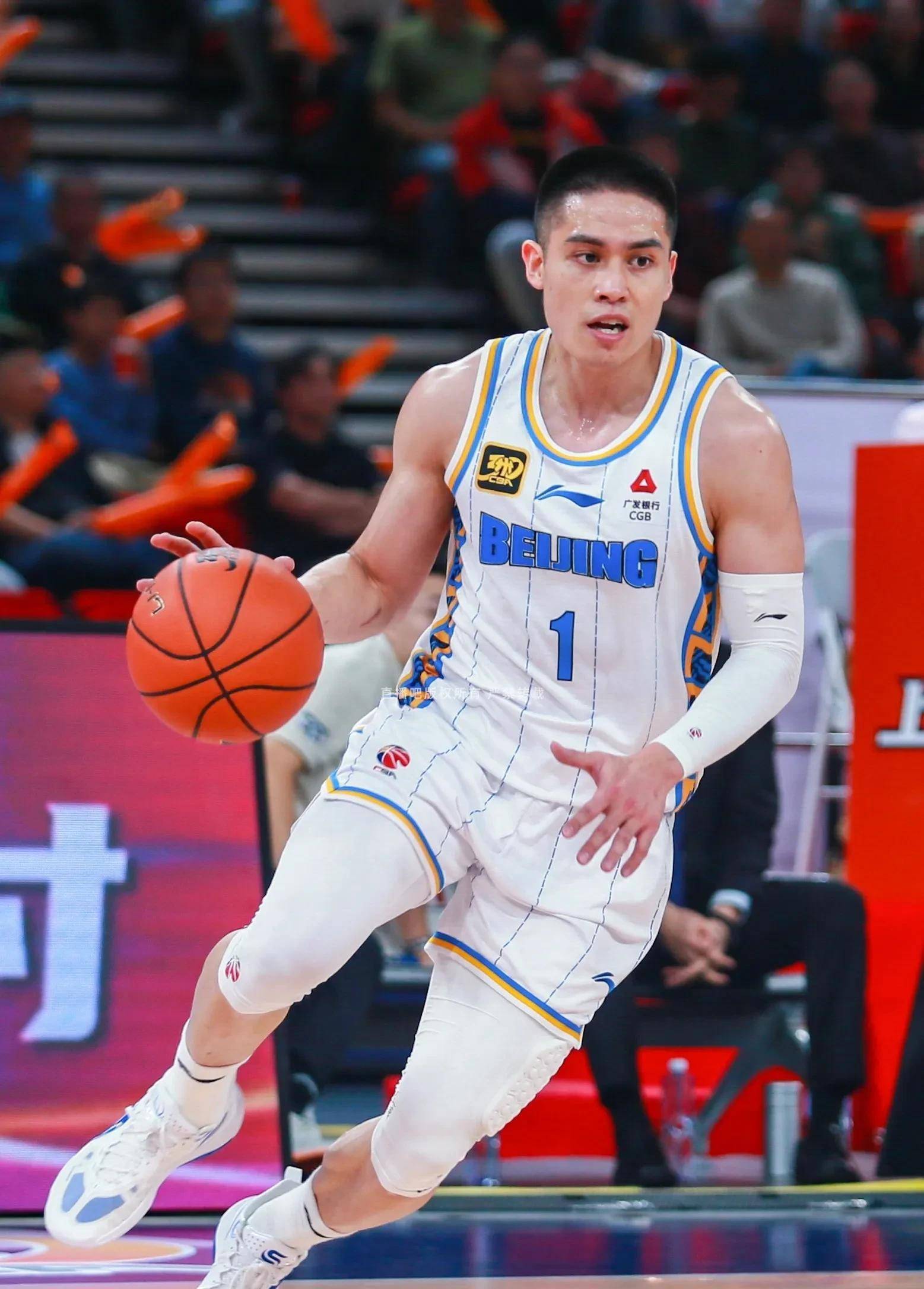 内援球员表现抢眼,为球队获取胜利贡献巨大 内援球员表现抢眼,为球队获取胜利贡献巨大