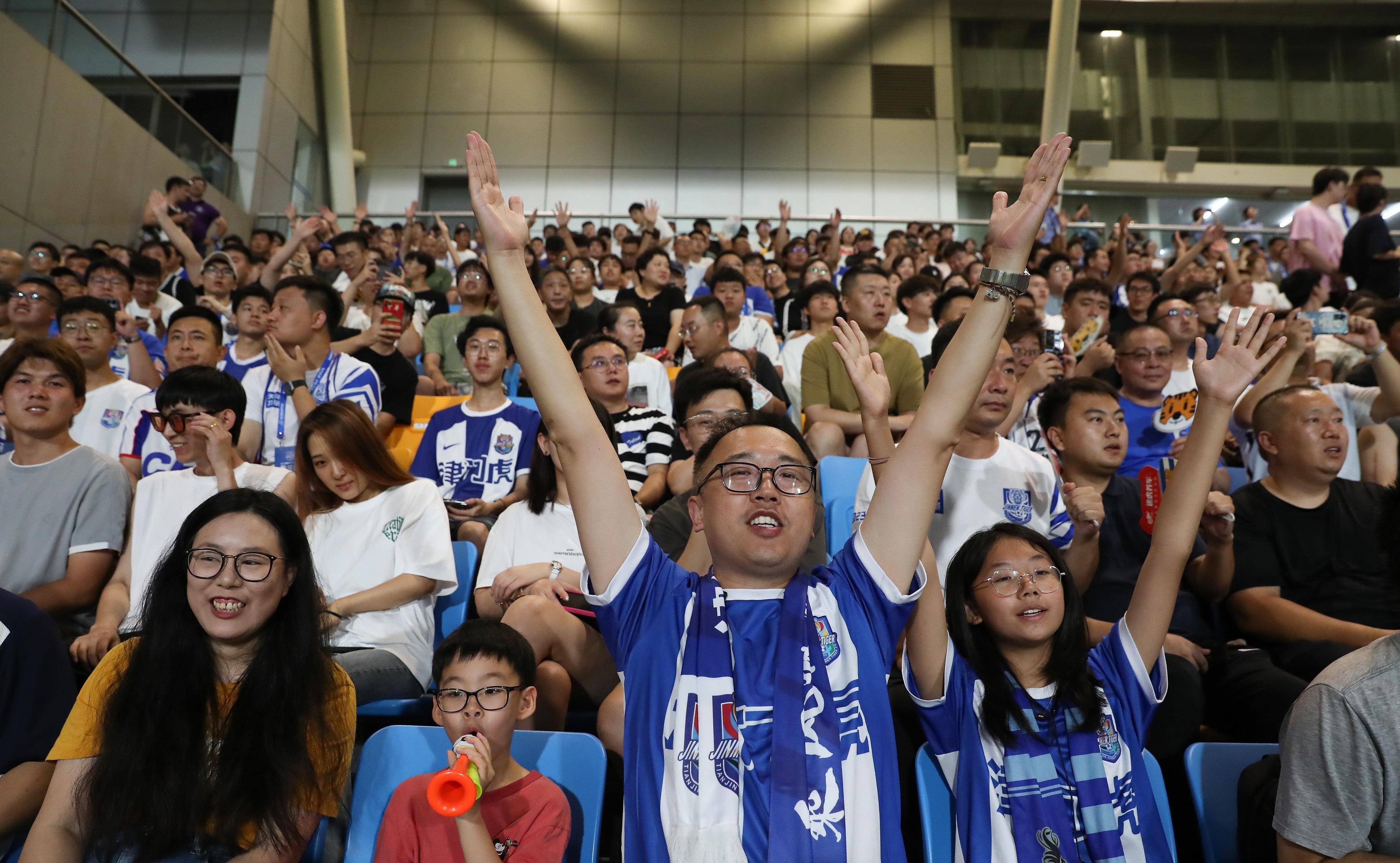 包含现场直击!球迷热烈欢呼,助威声震天的词条 包含现场直击!球迷热烈欢呼,助威声震天的词条