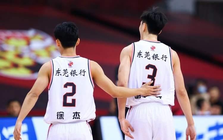 开云体育中国-福建古体育场上演激烈对决，胜负难分