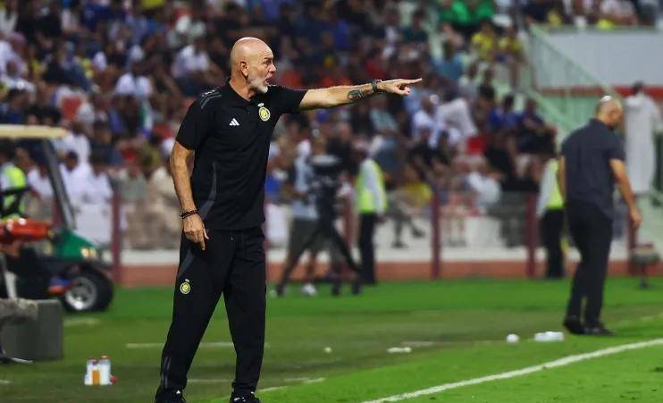 开云体育登录-国际足坛豪门再度交手，赛场上的搏击