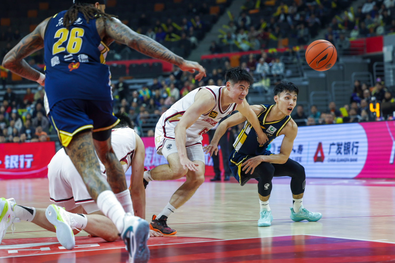 开云体育官方网站-香港男篮备战季后赛，紧锣密鼓备战