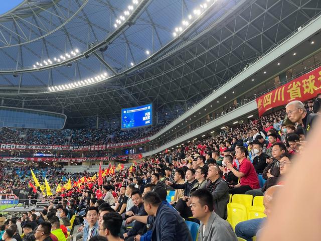 关于足球比赛现场热血澎湃,球迷狂热的信息 关于足球比赛现场热血澎湃,球迷狂热的信息