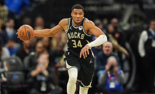 开云官网-雄鹿球员连续两场空砍三分，成为进攻焦点