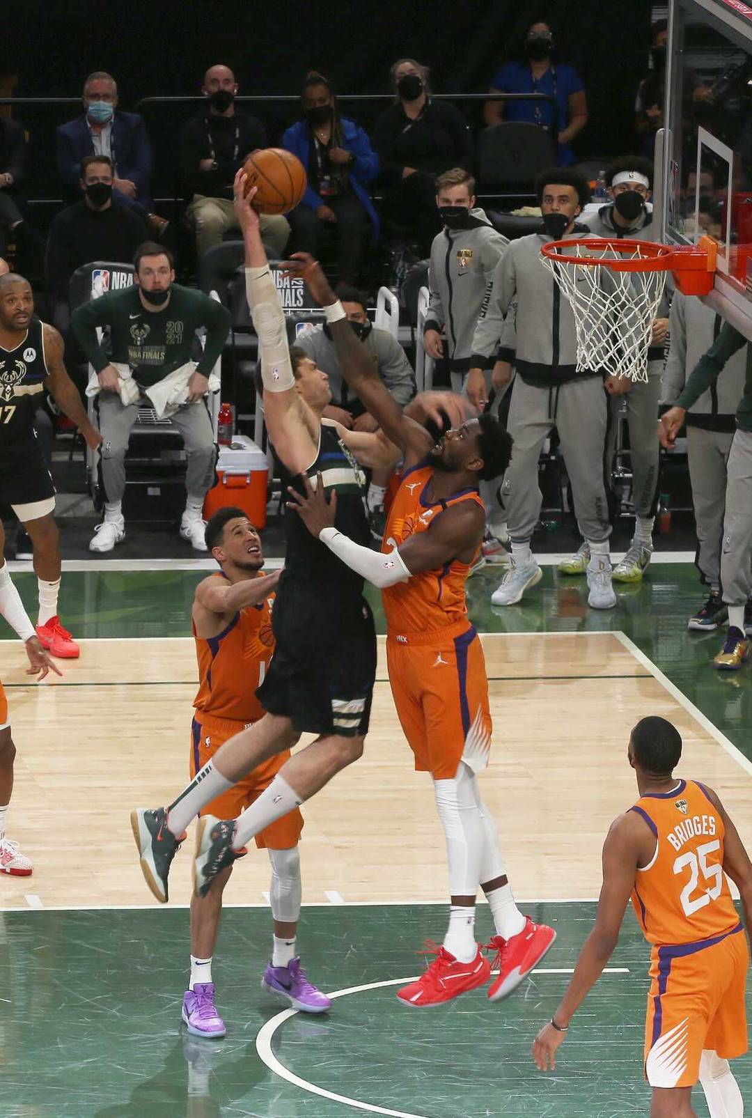 雄鹿球员连续两场空砍三分,成为进攻焦点 雄鹿球员连续两场空砍三分,成为进攻焦点