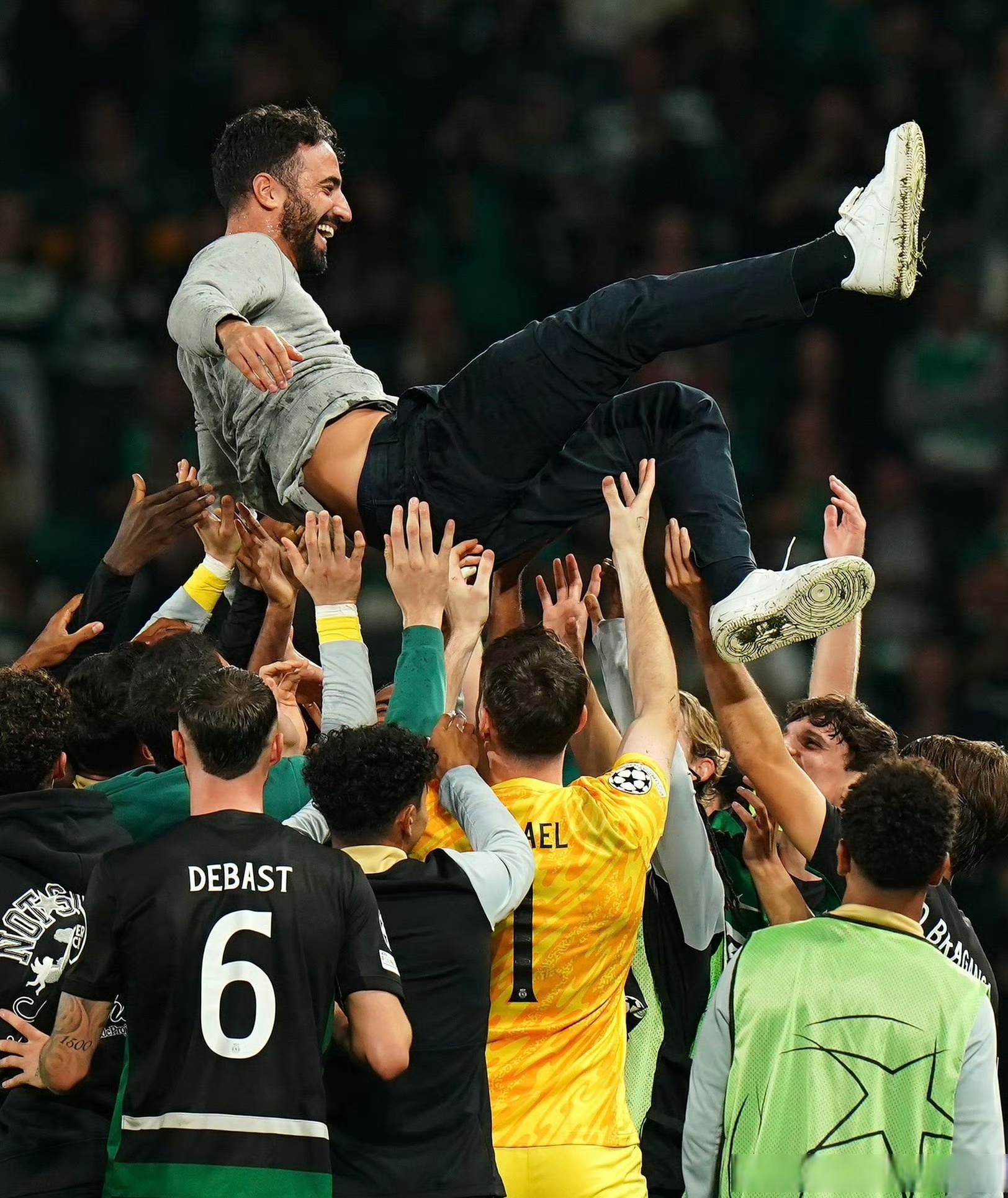 曼联主场告负,遗憾名留欧冠 曼联主场告负,遗憾名留欧冠