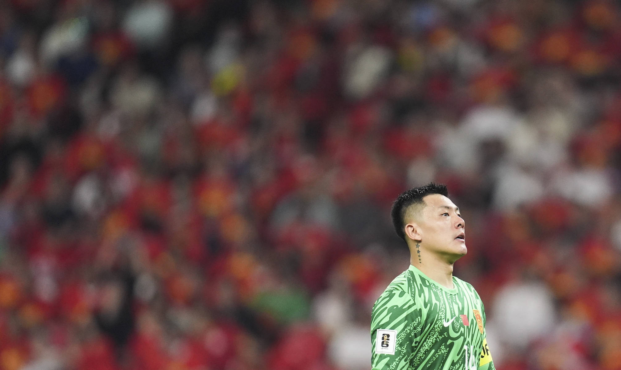 开云体育官方网站-英姿飒爽！运动员们在赛场上挑灯夜战