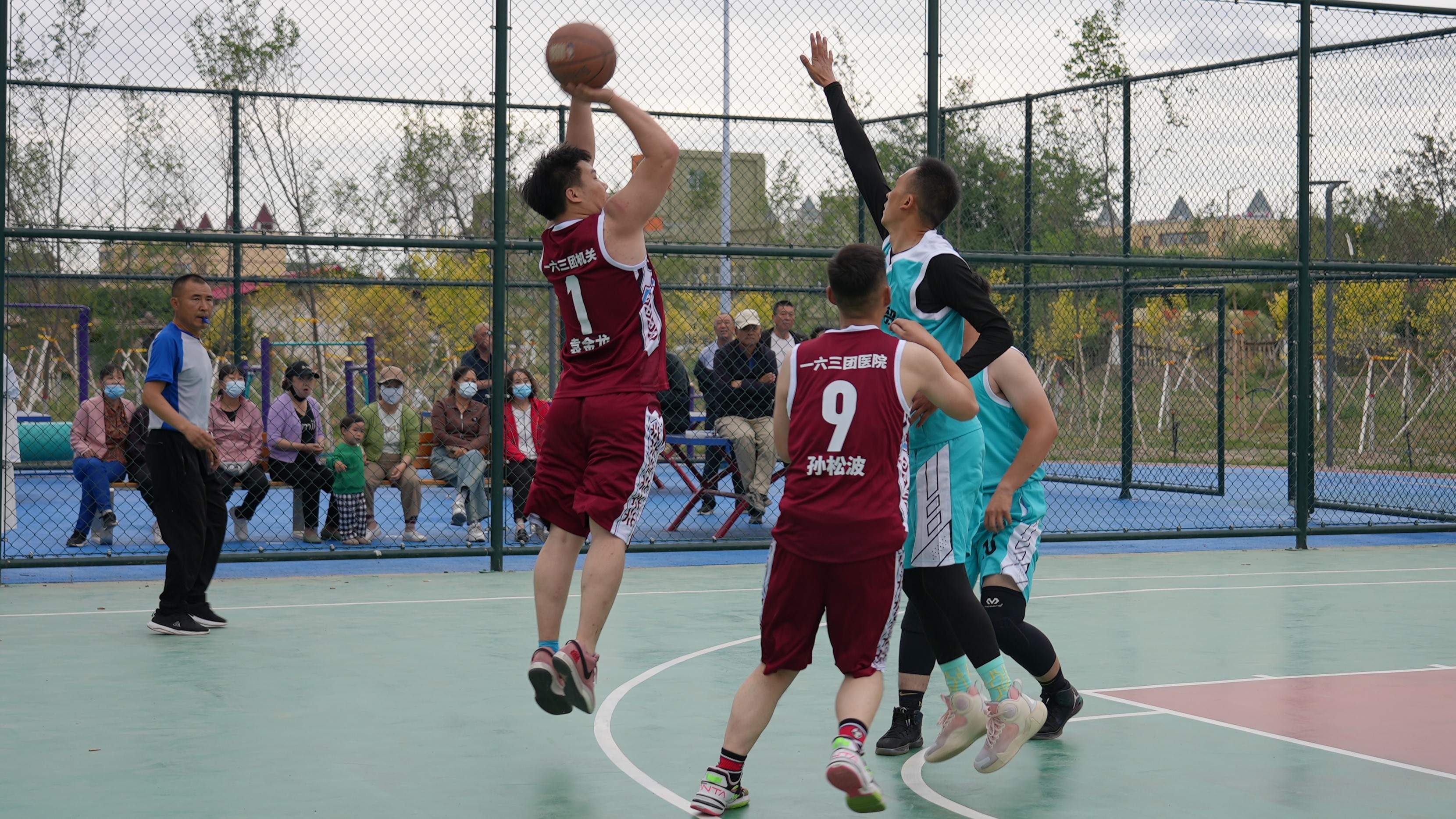 热门篮球比赛中的精彩瞬间令观众大呼过瘾 热门篮球比赛中的精彩瞬间令观众大呼过瘾