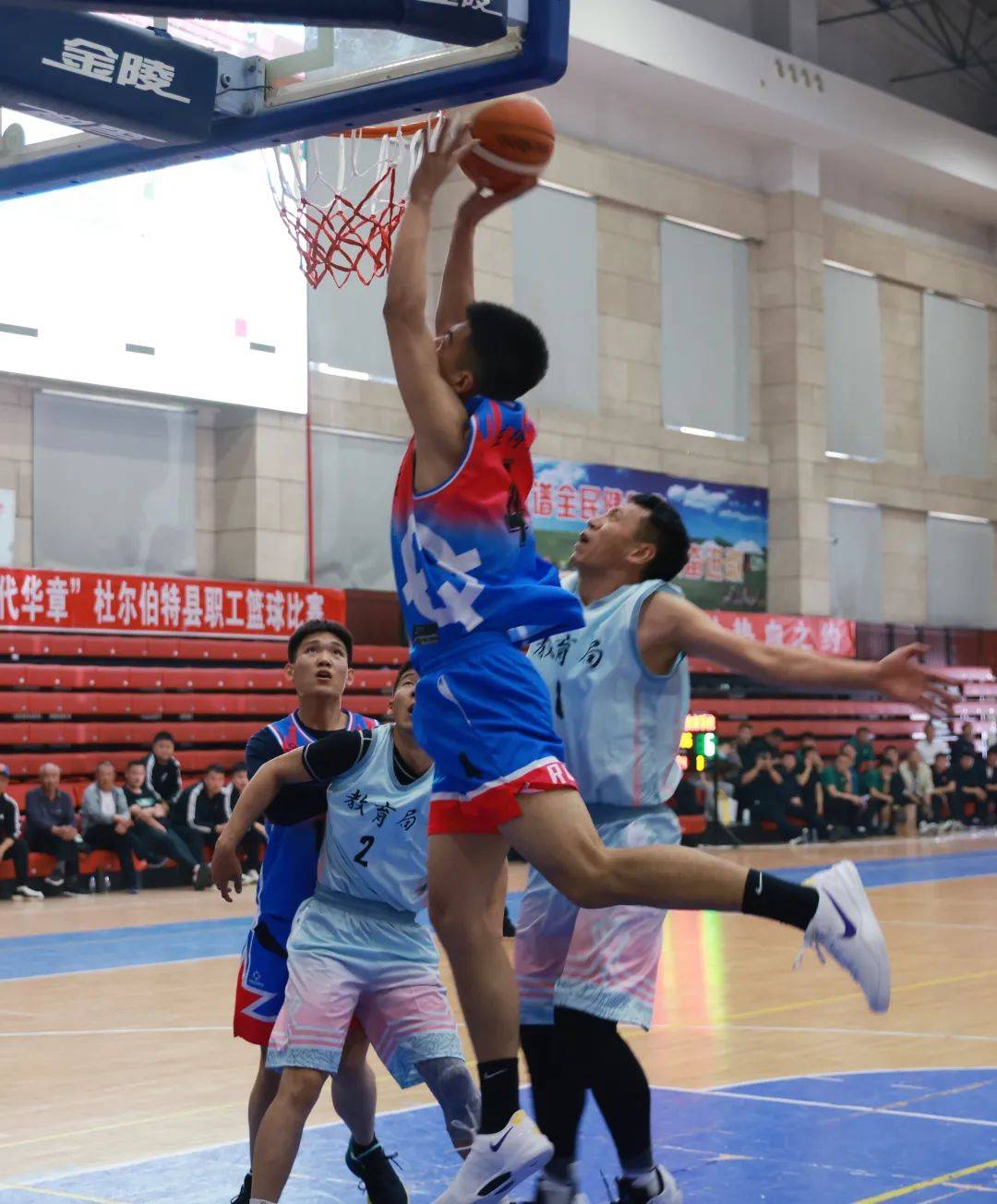 开云体育入口-篮球赛场激情战斗现场