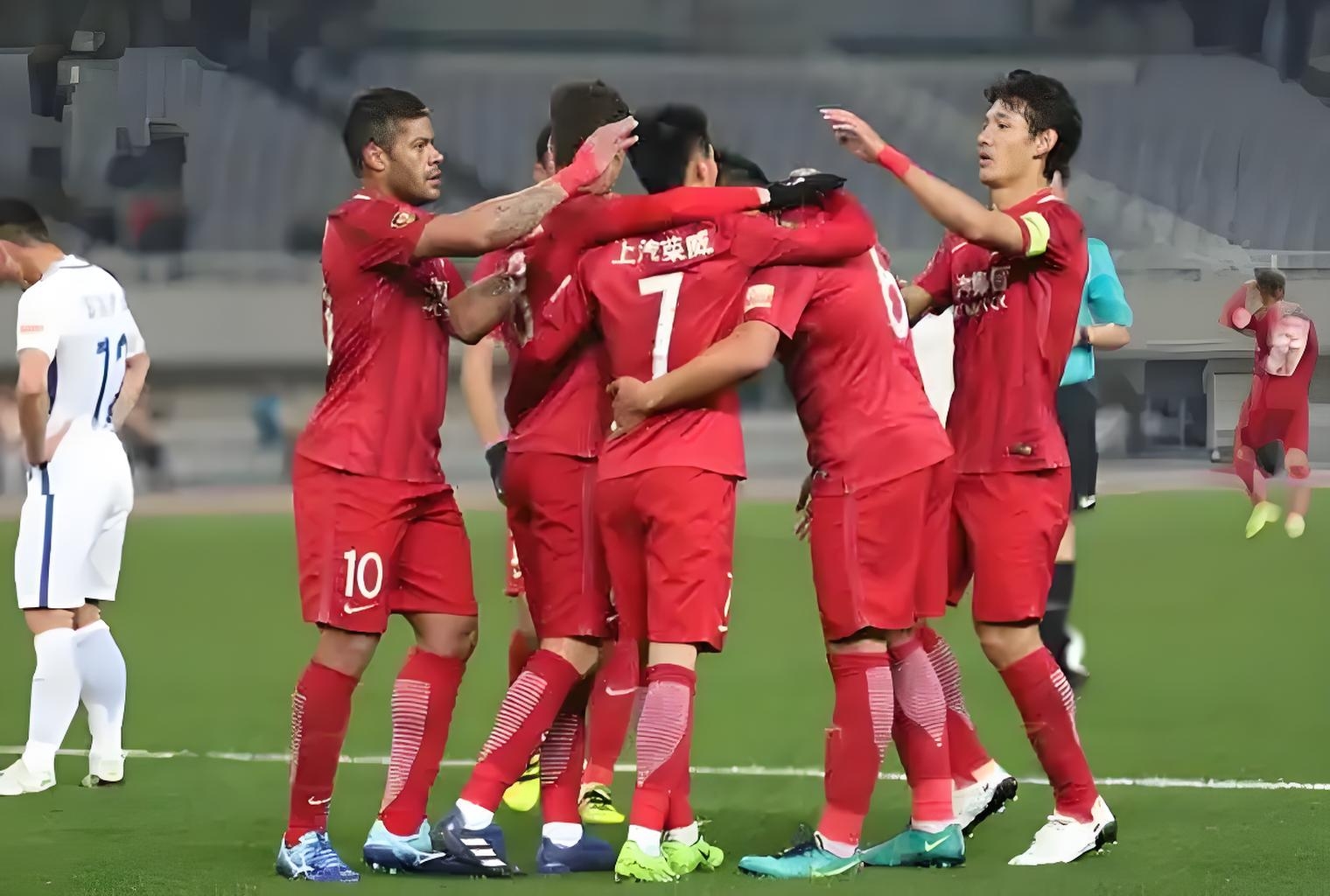开云体育官网-上港客场击败鲁能，保持领先优势