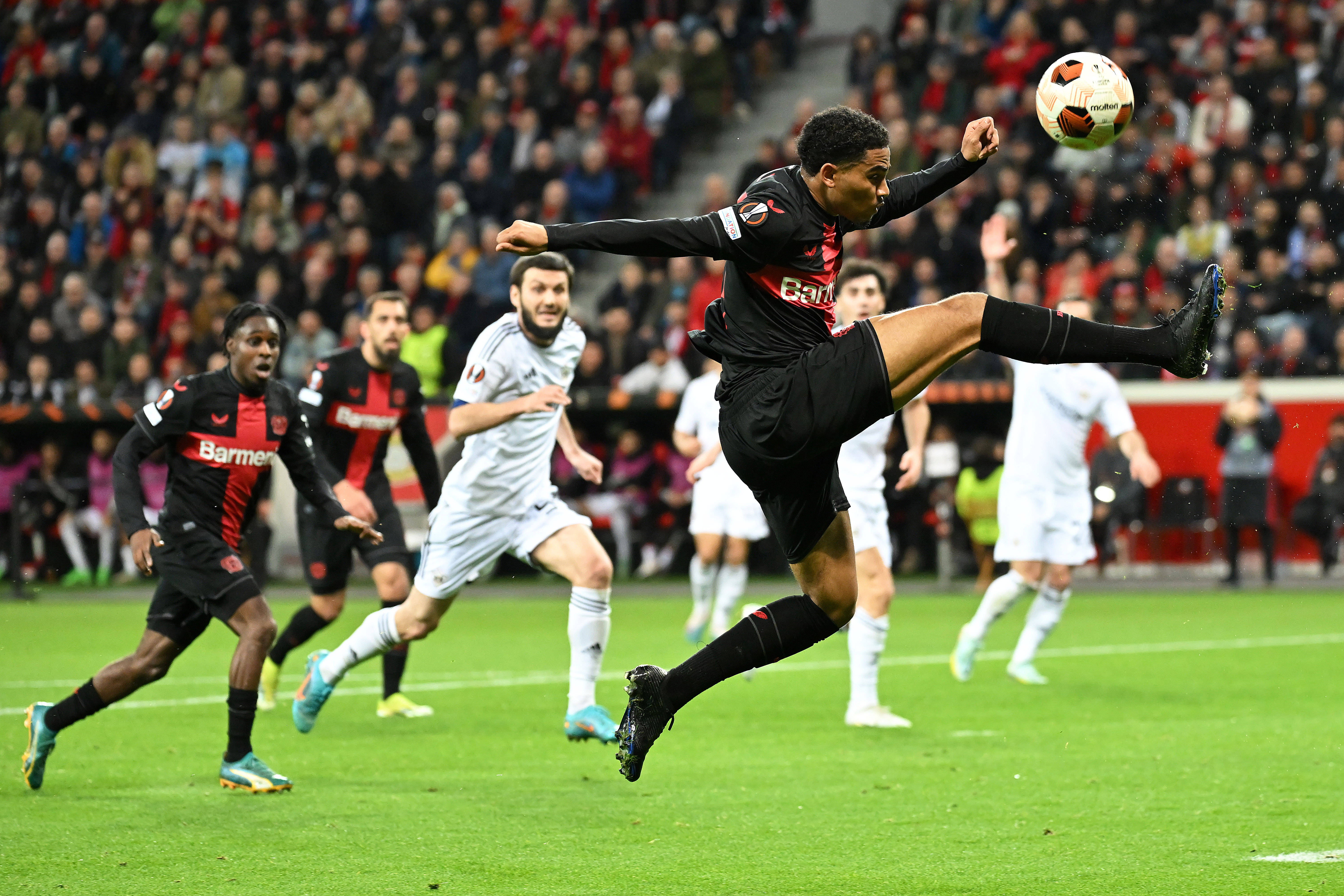 勒沃库森在德国足球联赛中获得胜利 勒沃库森在德国足球联赛中获得胜利