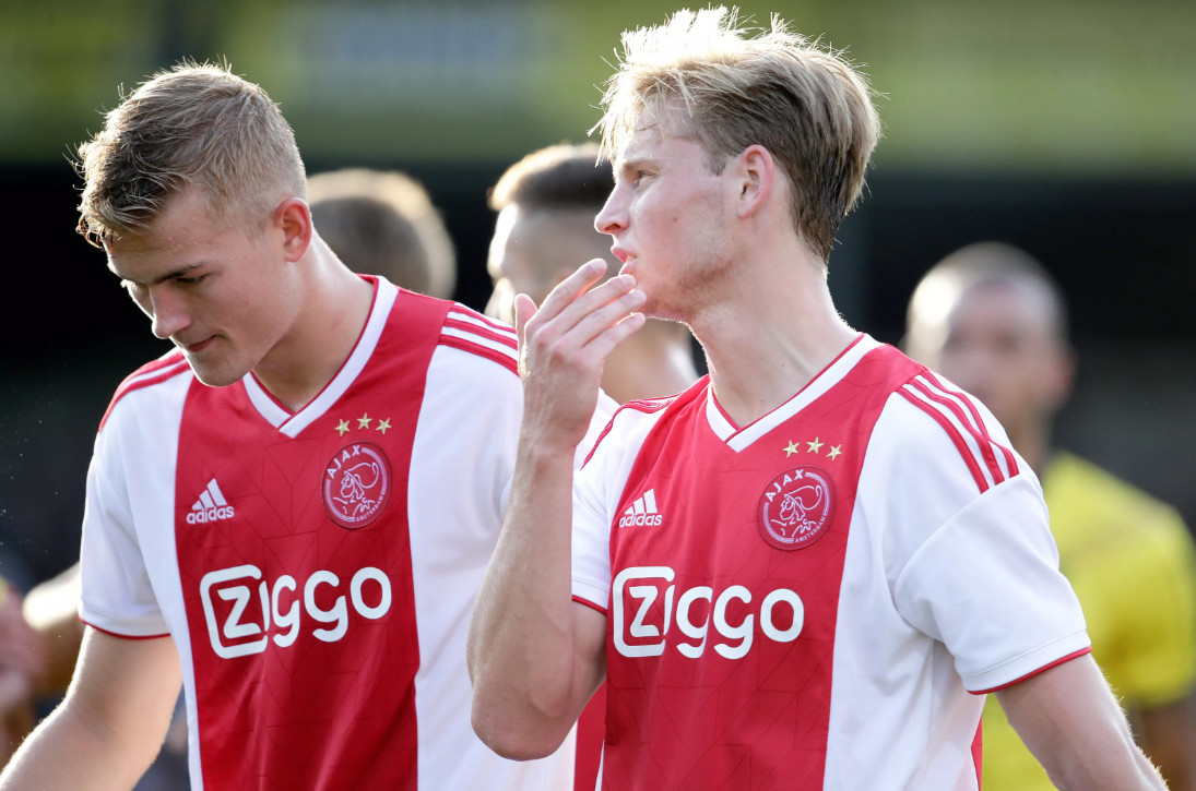 阿贾克斯险胜晋级，淘汰赛前途渐渐近了的简单介绍