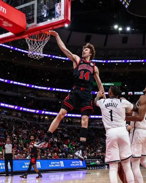 包含公牛客场擒活塞,拉文高效砍下全队最高得分的词条 包含公牛客场擒活塞,拉文高效砍下全队最高得分的词条