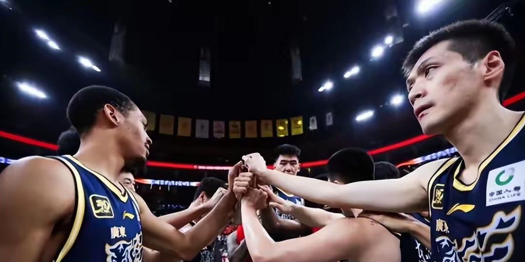 球员们奋力拼搏,全情投入,比赛气氛滚烫 球员们奋力拼搏,全情投入,比赛气氛滚烫