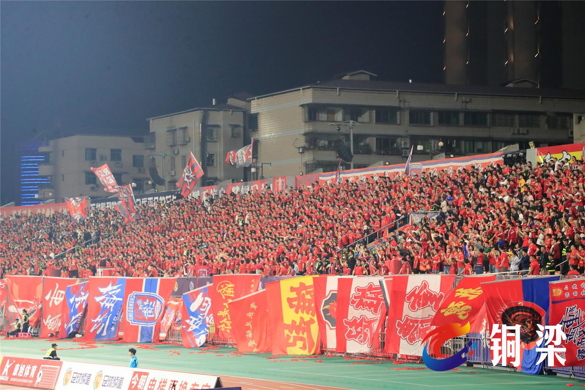 开云体育平台APP-比赛现场气氛火爆，球迷热情加油