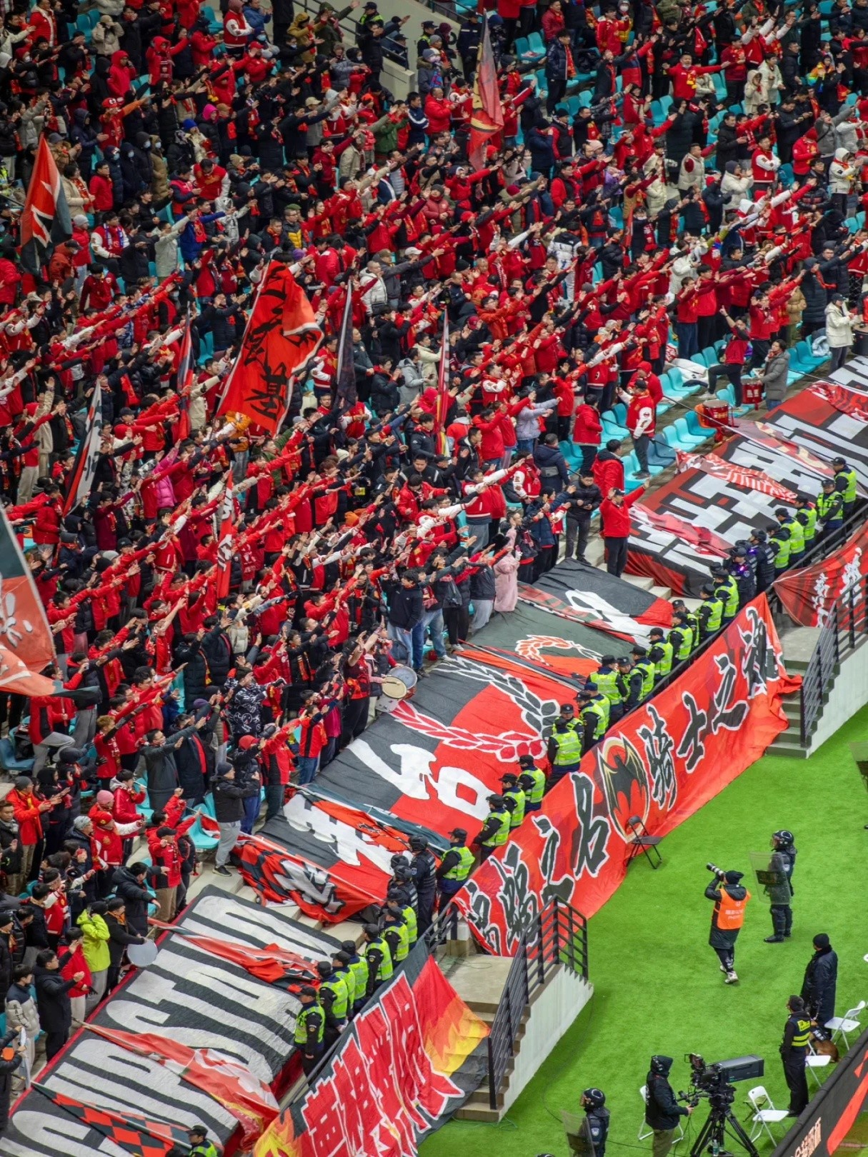 比赛现场气氛火爆,球迷热情加油 比赛现场气氛火爆,球迷热情加油