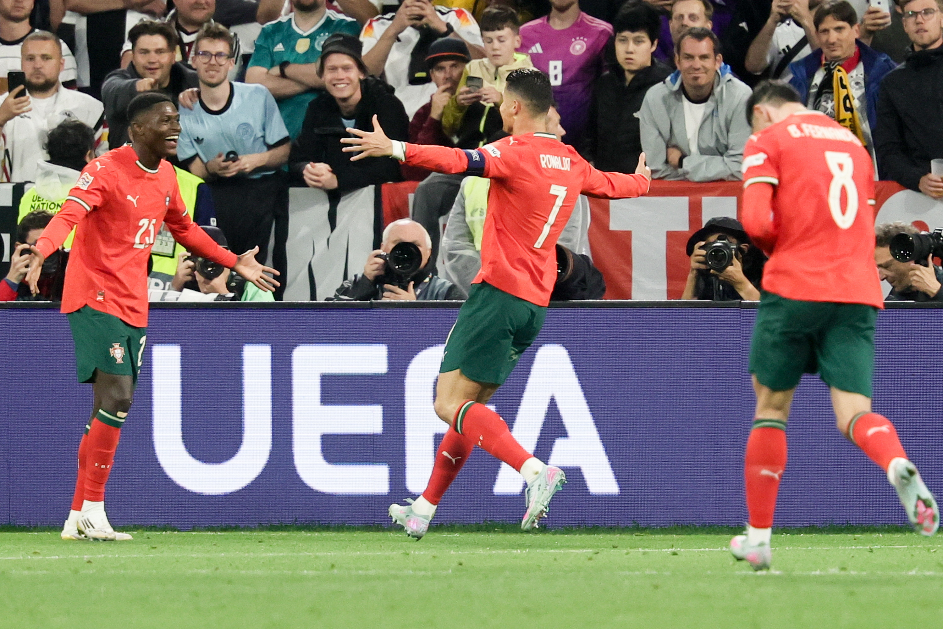 包含亚洲杯|葡萄牙绝杀,比分揭晓的词条 包含亚洲杯|葡萄牙绝杀,比分揭晓的词条