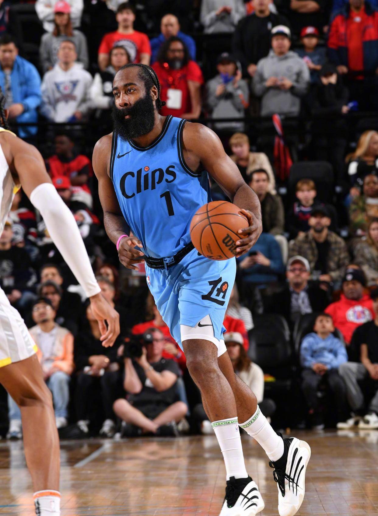 快船艰难击败爵士结束连败 快船艰难击败爵士结束连败