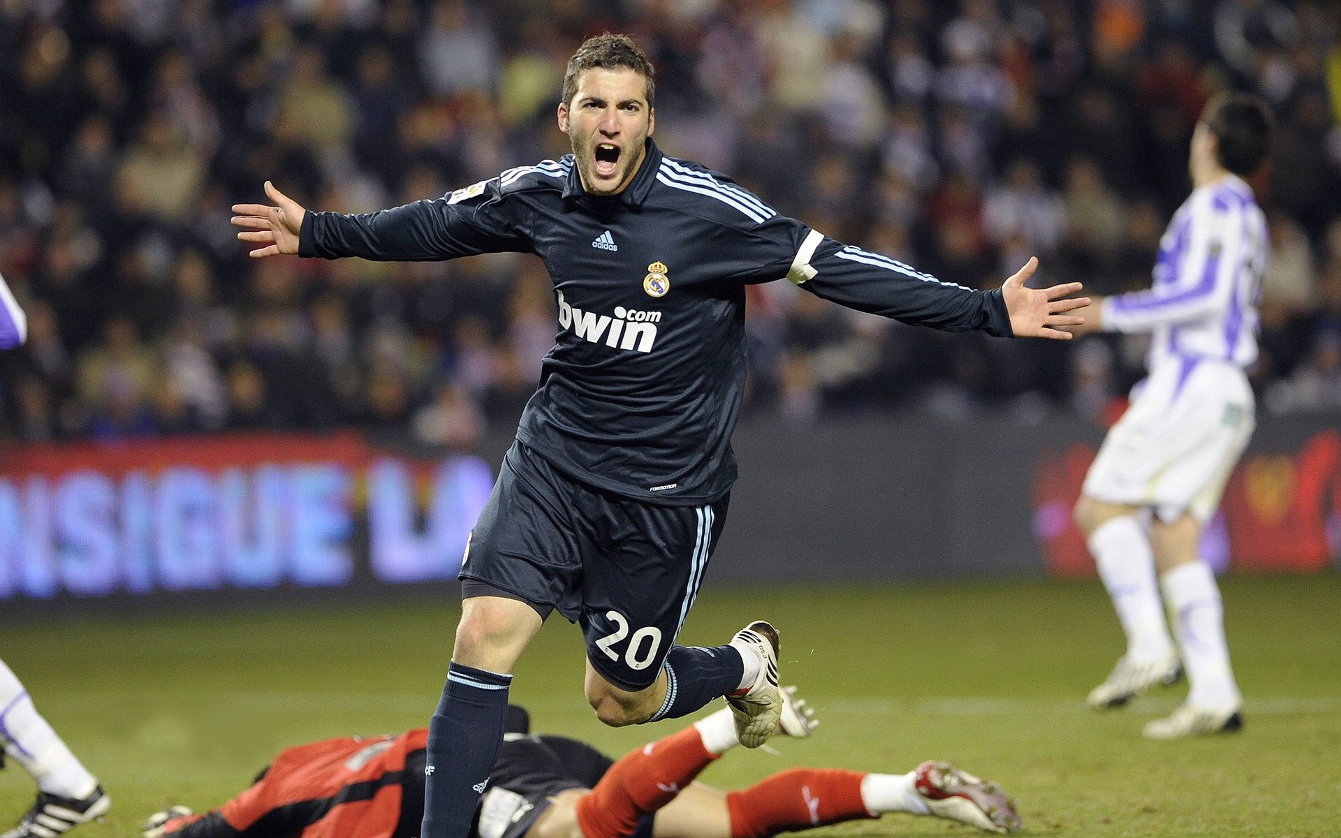 开云体育app-双星闪耀，基耶萨的冠军级演出与巴萨的绝境重生